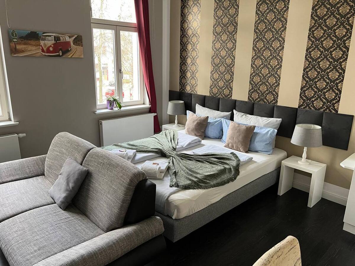 City Studio Komfort, Variante mit zwei Einzelbetten und bequemen blauen Sesseln.