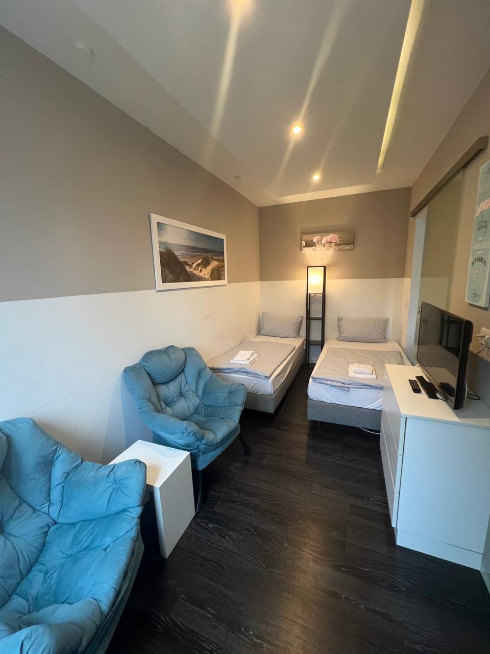 Einrichtungsvariante des City Studio Komfort mit Kitchenette, Essplatz und zwei Einzelbetten.