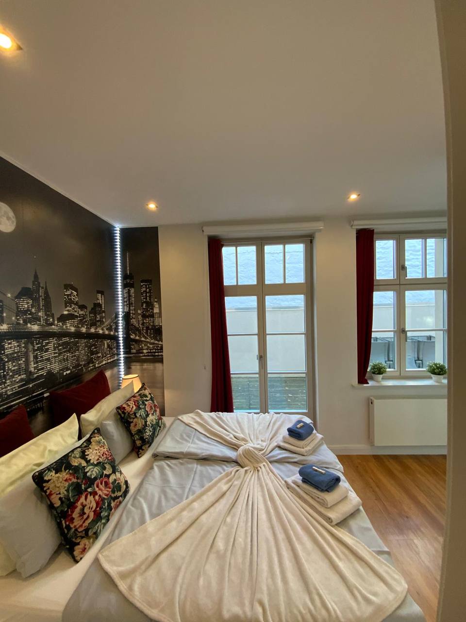Schlafbereich der Terrace Suite Leipzig mit zwei komfortablen Einzelbetten.