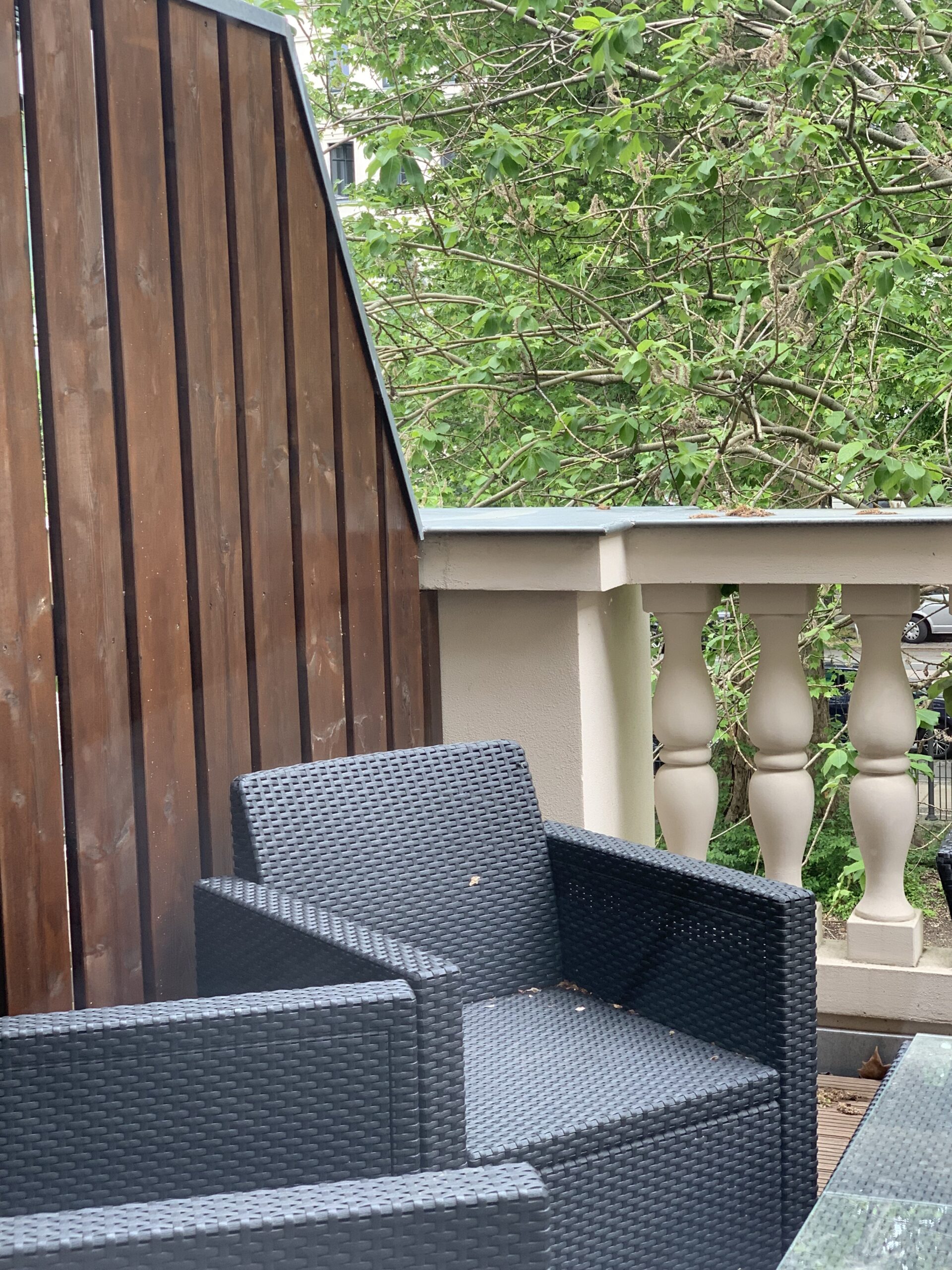 Sonniger Balkon des City Balcony Apartments Leipzig mit Sitzgelegenheiten und Blick ins Grüne oder auf die Stadt.